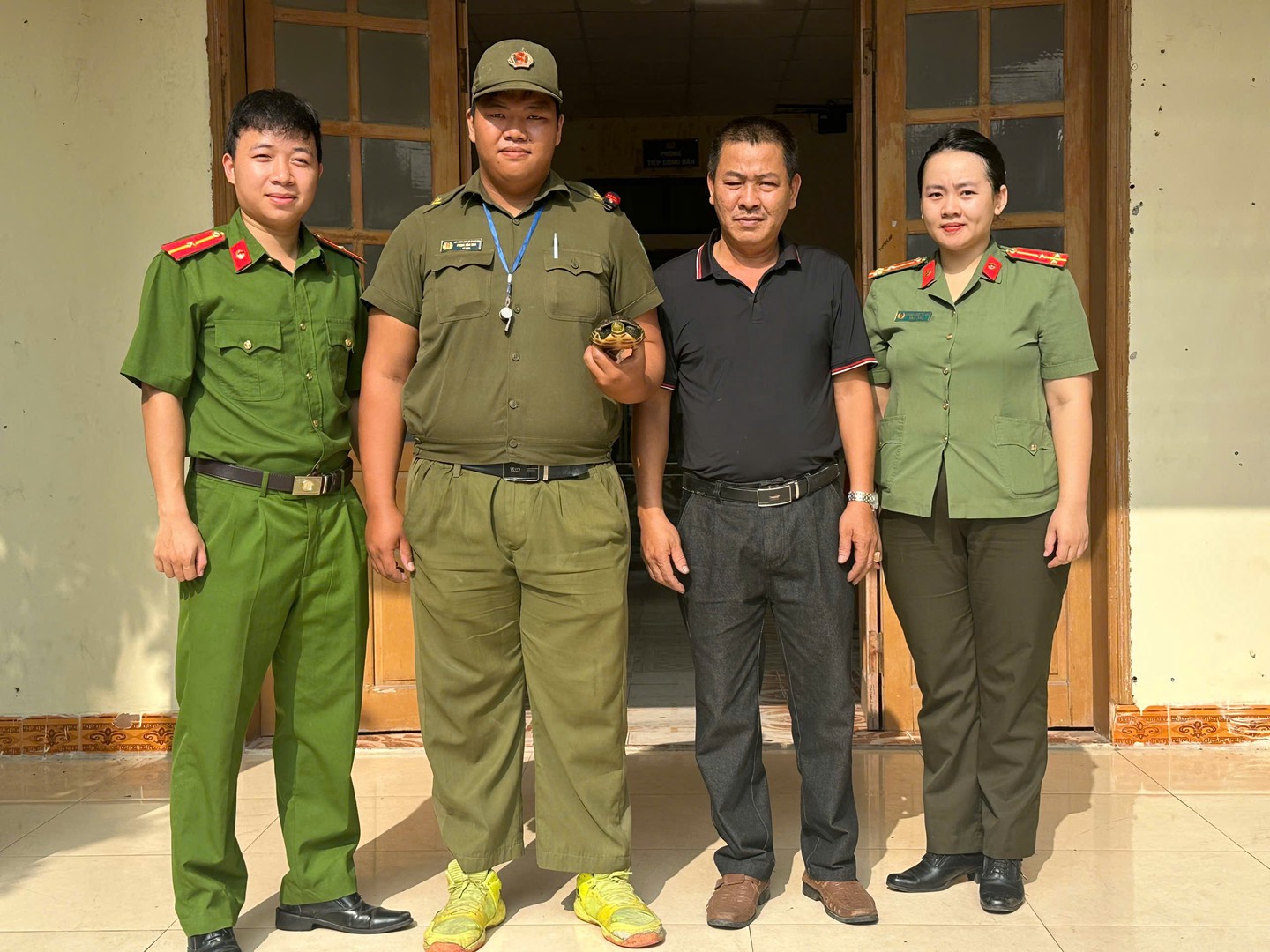 Cá thể rùa được giao nộp tại trụ sở Công an xã theo đúng quy định.jpg
