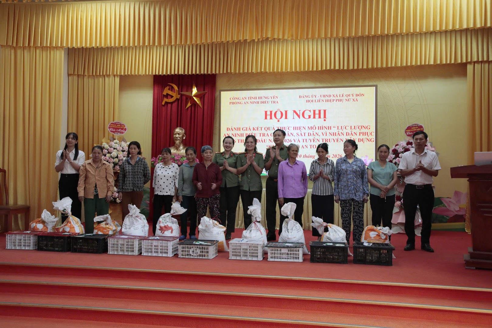 Trao sinh kế cho phụ nữ có hoàn cảnh khó khăn.jpg