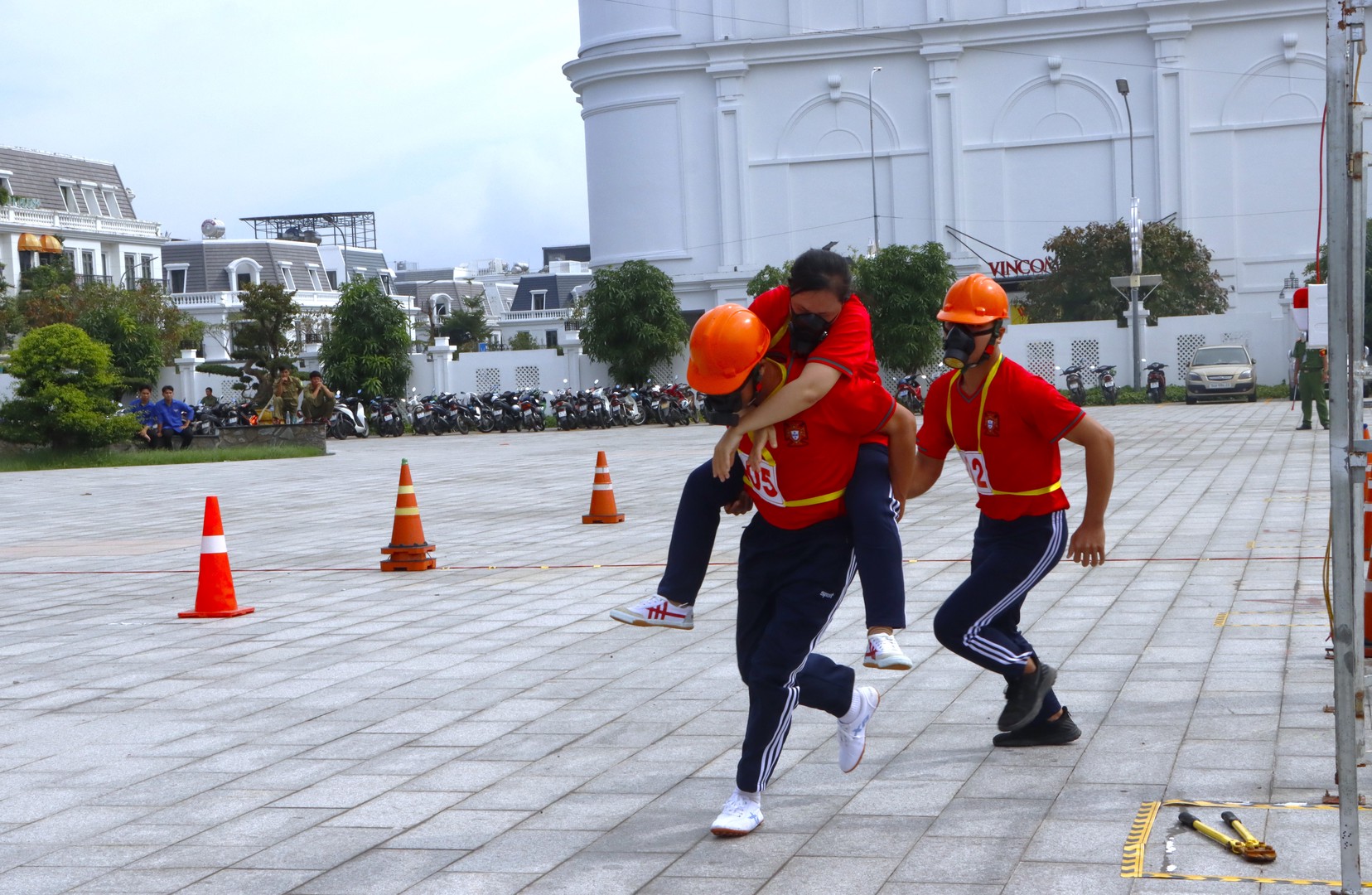 CỨU NGƯỜI BỊ NẠN.JPG
