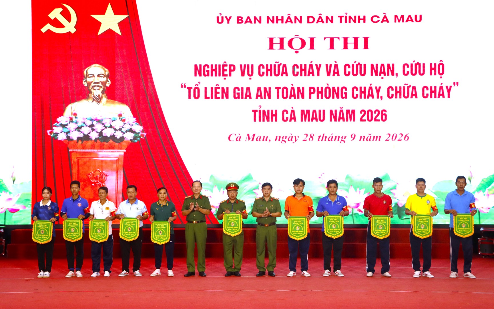 TRAO CỜ LƯU NIỆM.JPG