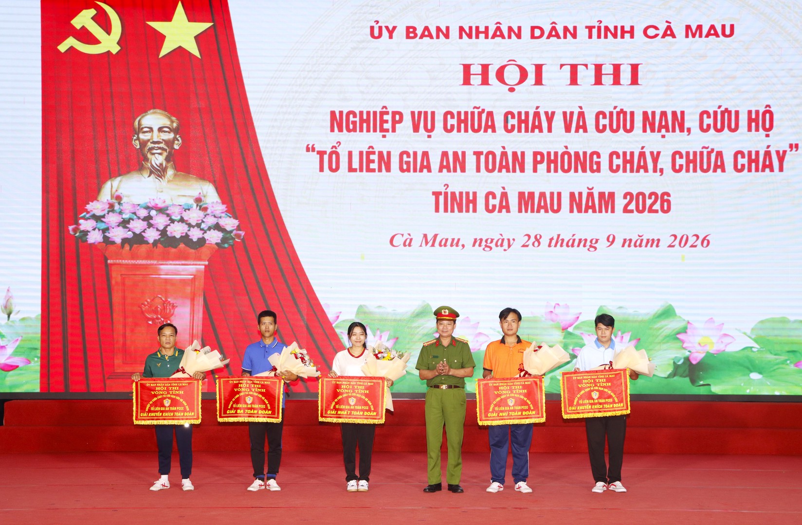 TRAO GIẢI.JPG