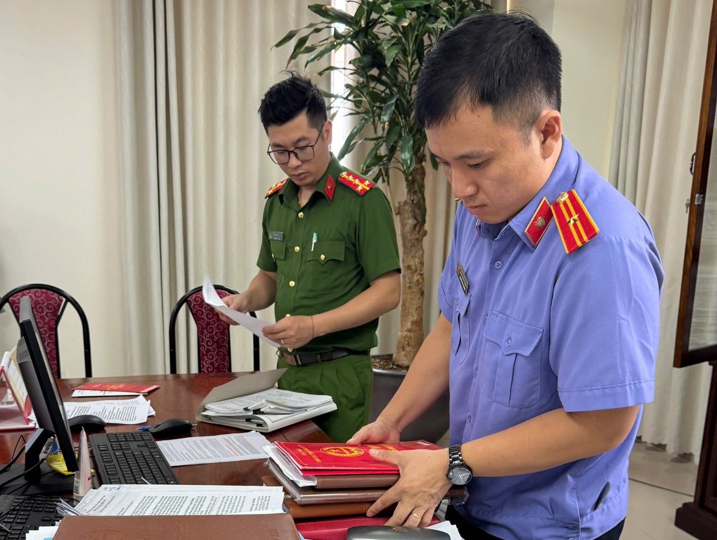 Khám xét nơi làm việc của bị can Lộc Thị Hồng.jpg