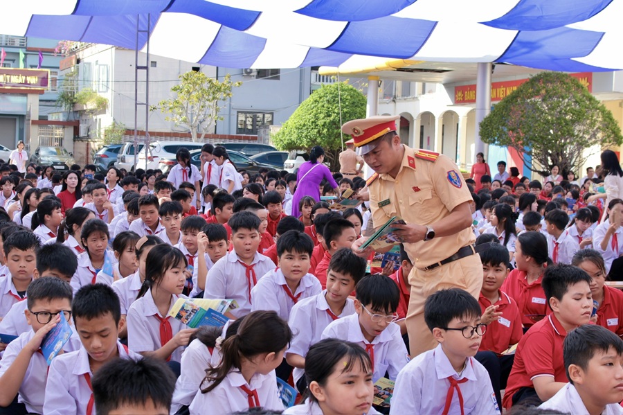 nhua3.jpg