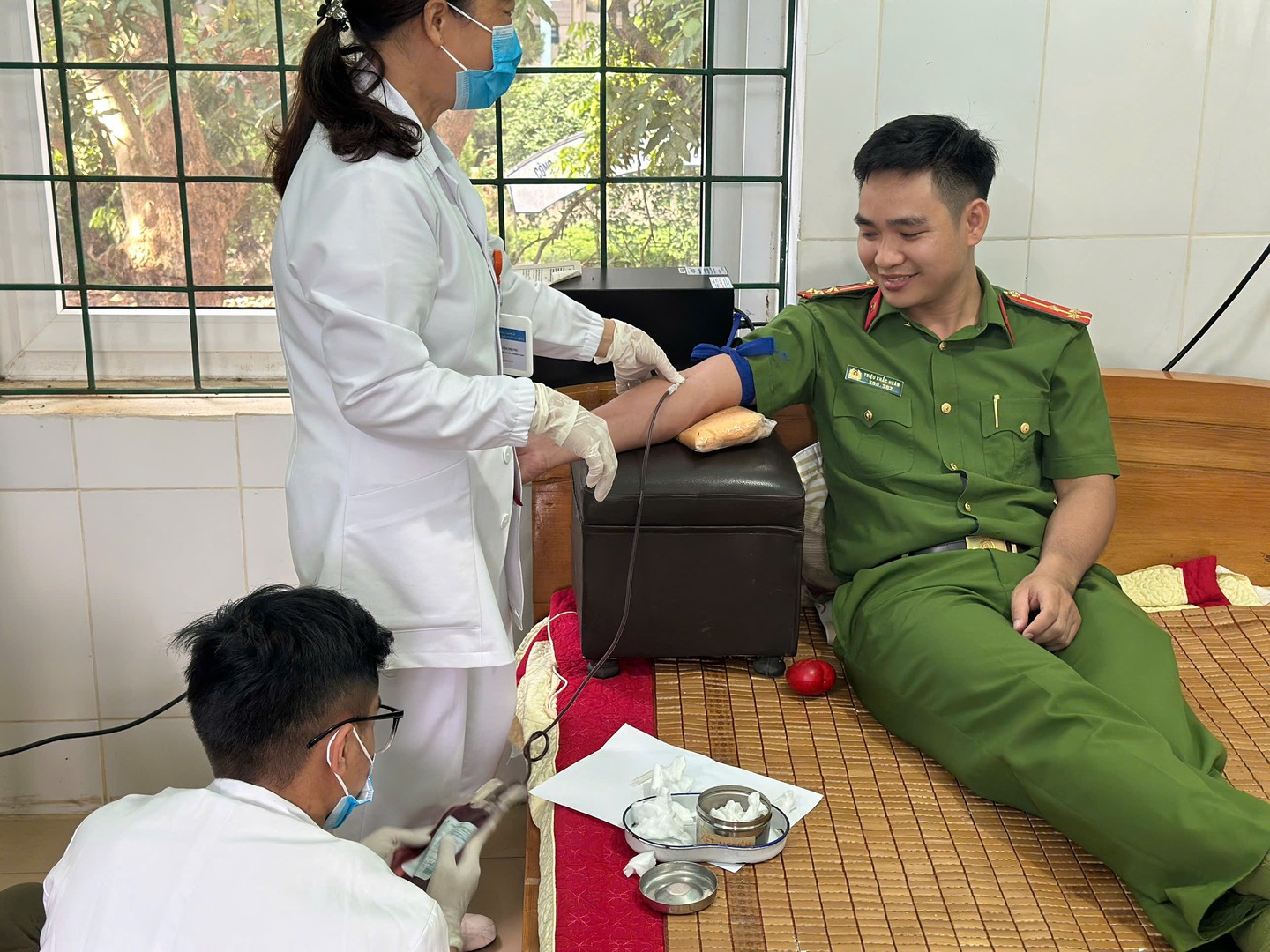 Ảnh 1. Đồng chí Thượng úy Triệu Khắc Huân nhanh chóng đến trạm y tế để hiến máu cứu người  (3).jpg