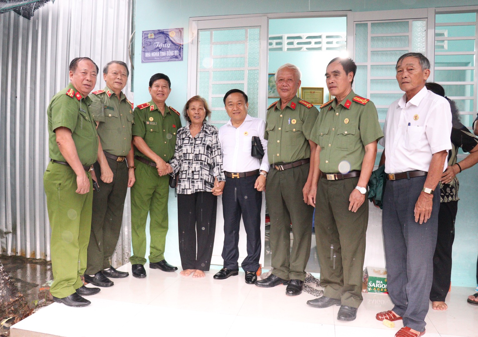 Các đại biểu chụp ảnh lưu niệm.jpg