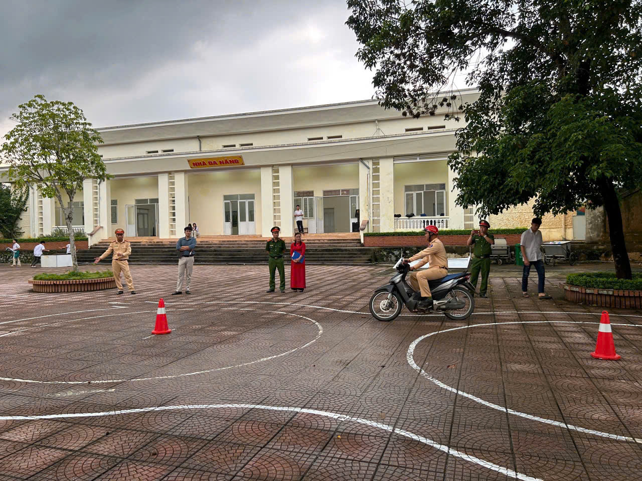 Học sinh Trường THPT Mường Bi thực hành kỹ năng tham gia giao thông an toàn dưới__be24172cf6.jpg