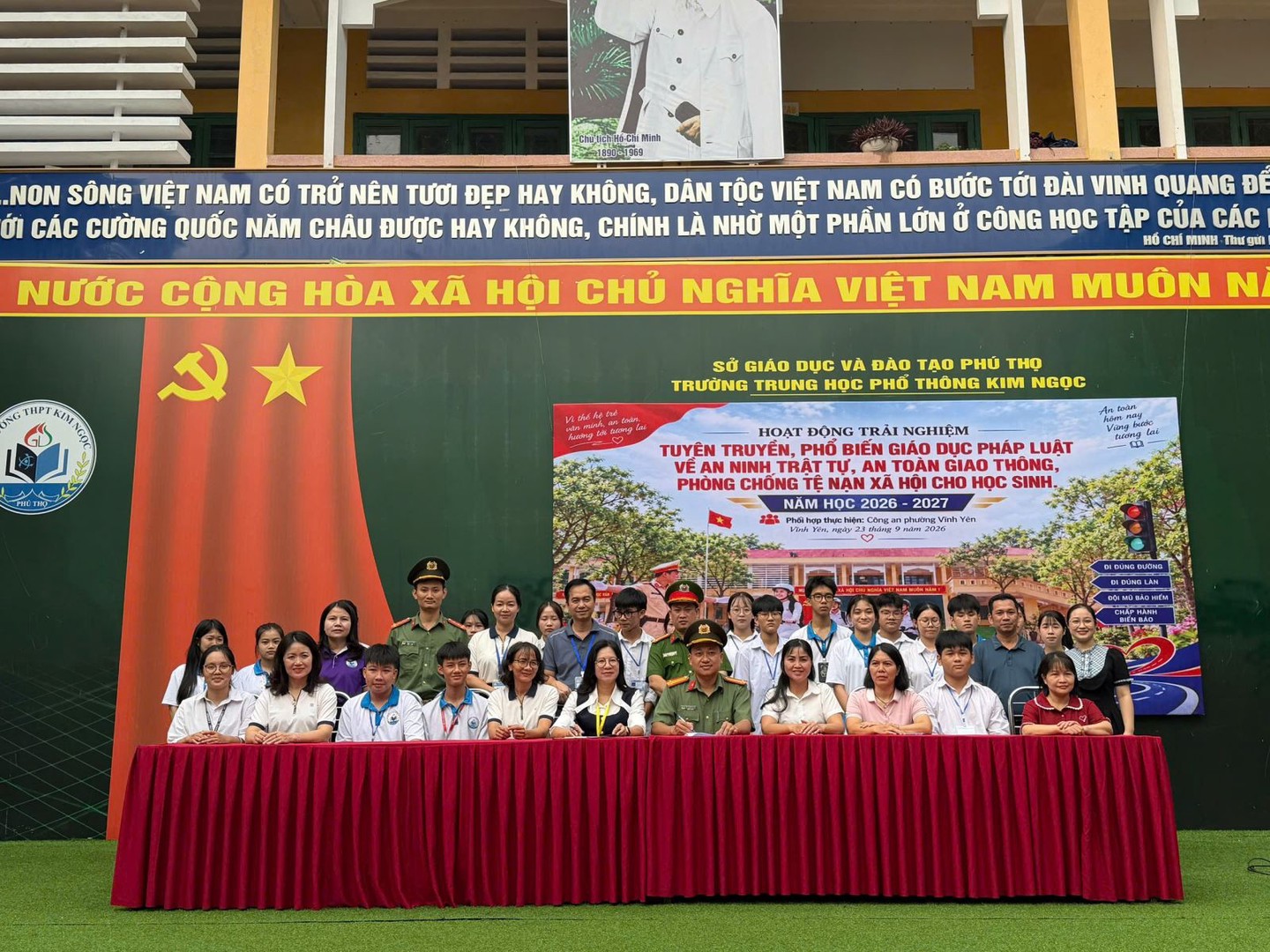 Công an phường Phúc Yên và Ban Giám hiệu Trường THPT Kim Ngọc ký quy chế phối hợp bảo đảm an ninh trật tự.jpg