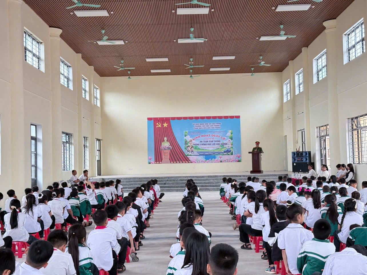 Cán bộ CAX Cao Phong tuyên truyền pháp luật tại phân hiệu Tiểu học Tân Phong__2f649383d1.jpg