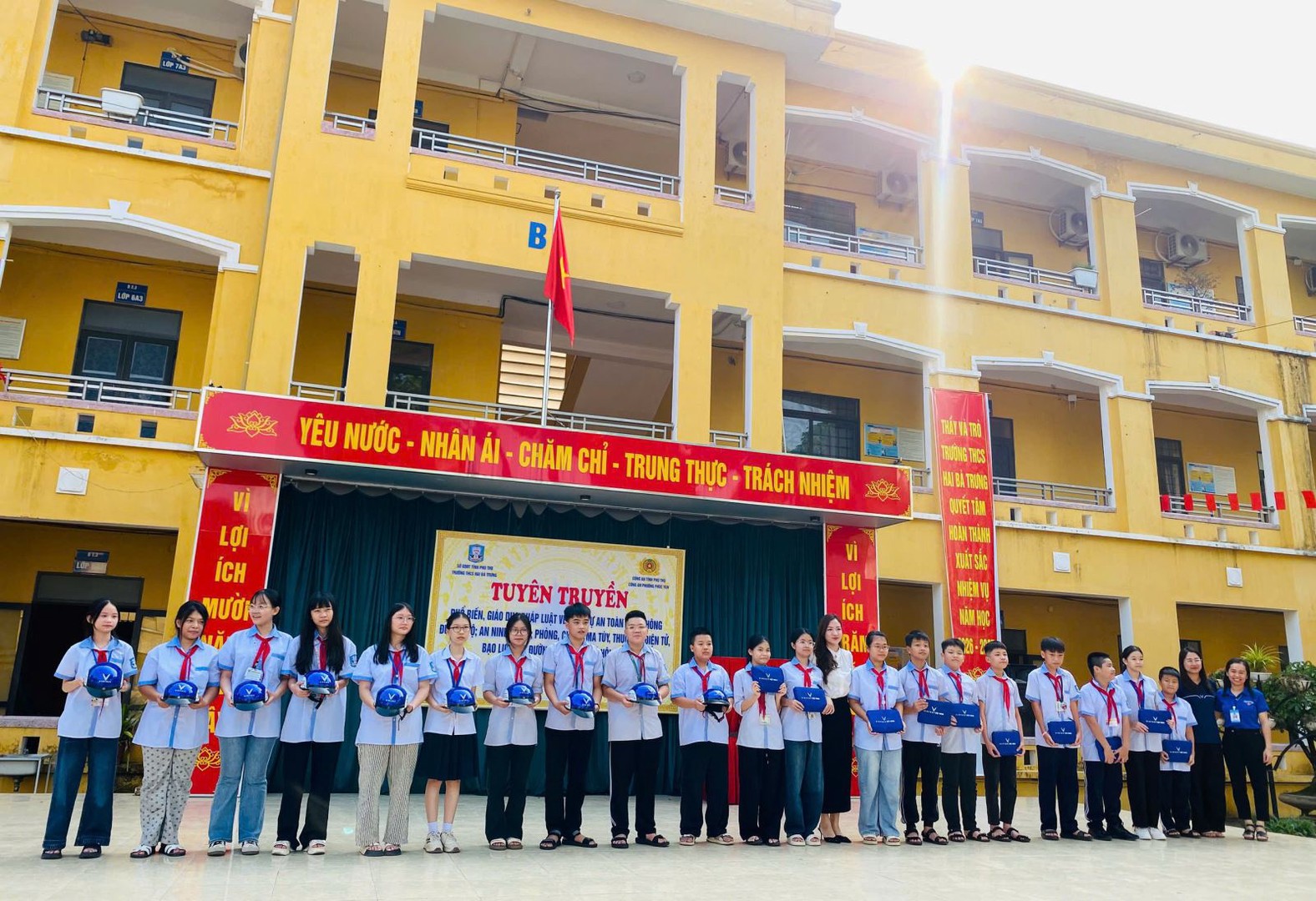 Trao tặng mũ bảo hiểm cho học sinh Phúc Yên.jpg