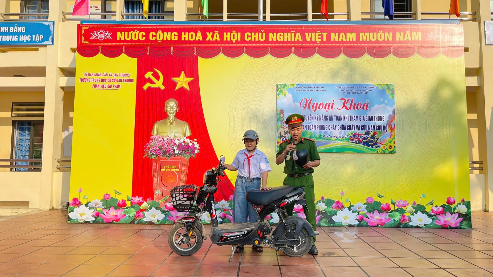 Cán bộ Công an xã Đan Thượng hướng dẫn kỹ năng lái xe đạp điện an toàn.jpg