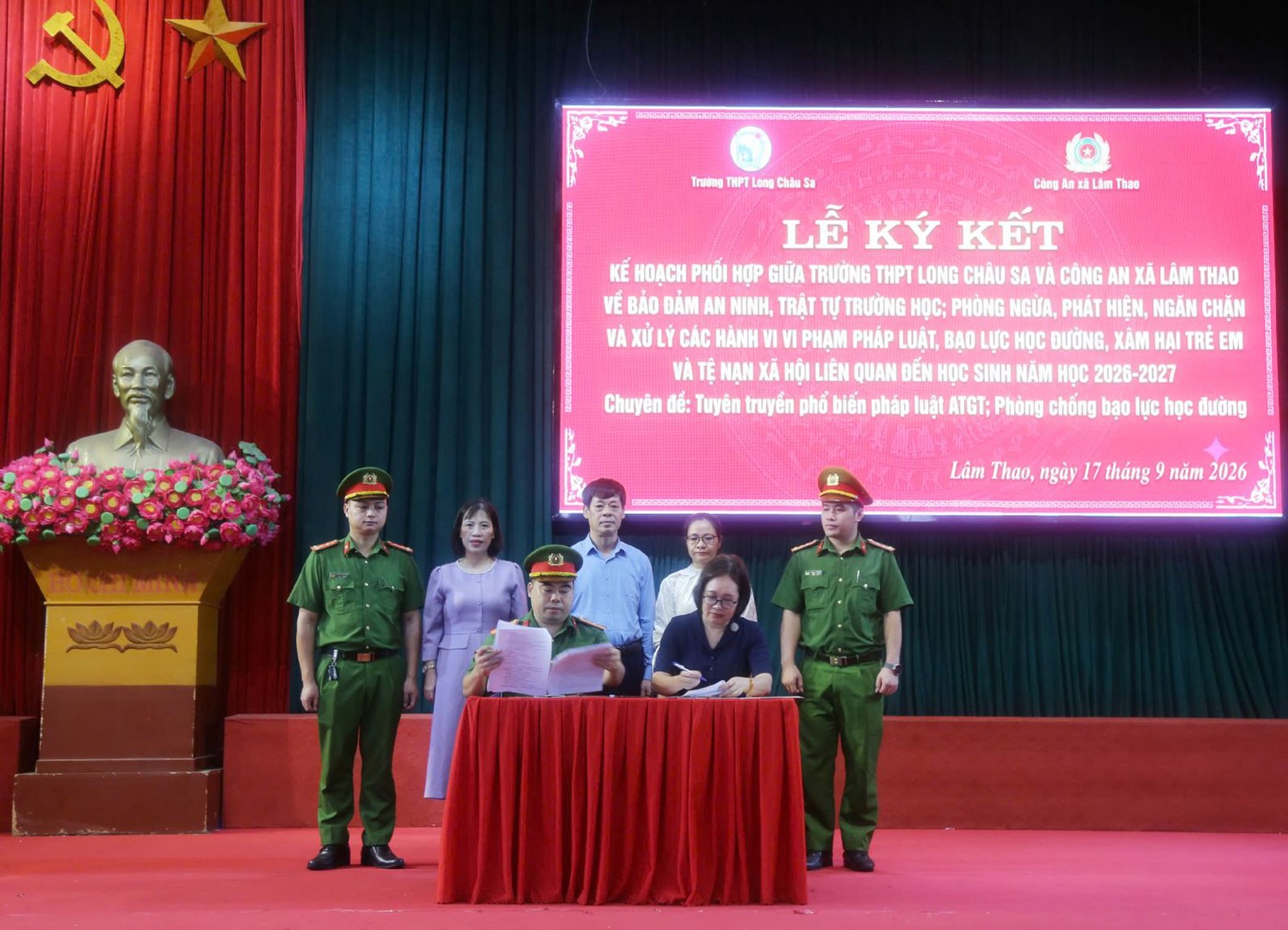 Ảnh CAX Lâm Thao ký quy chế phối hợp với trường _cbfb.jpg