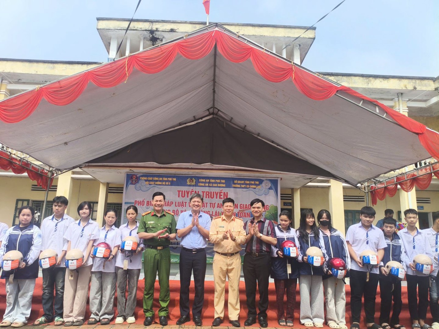 3_ Đại biểu tặng mũ bảo hiểm cho học sinh Cao Dương.jpg