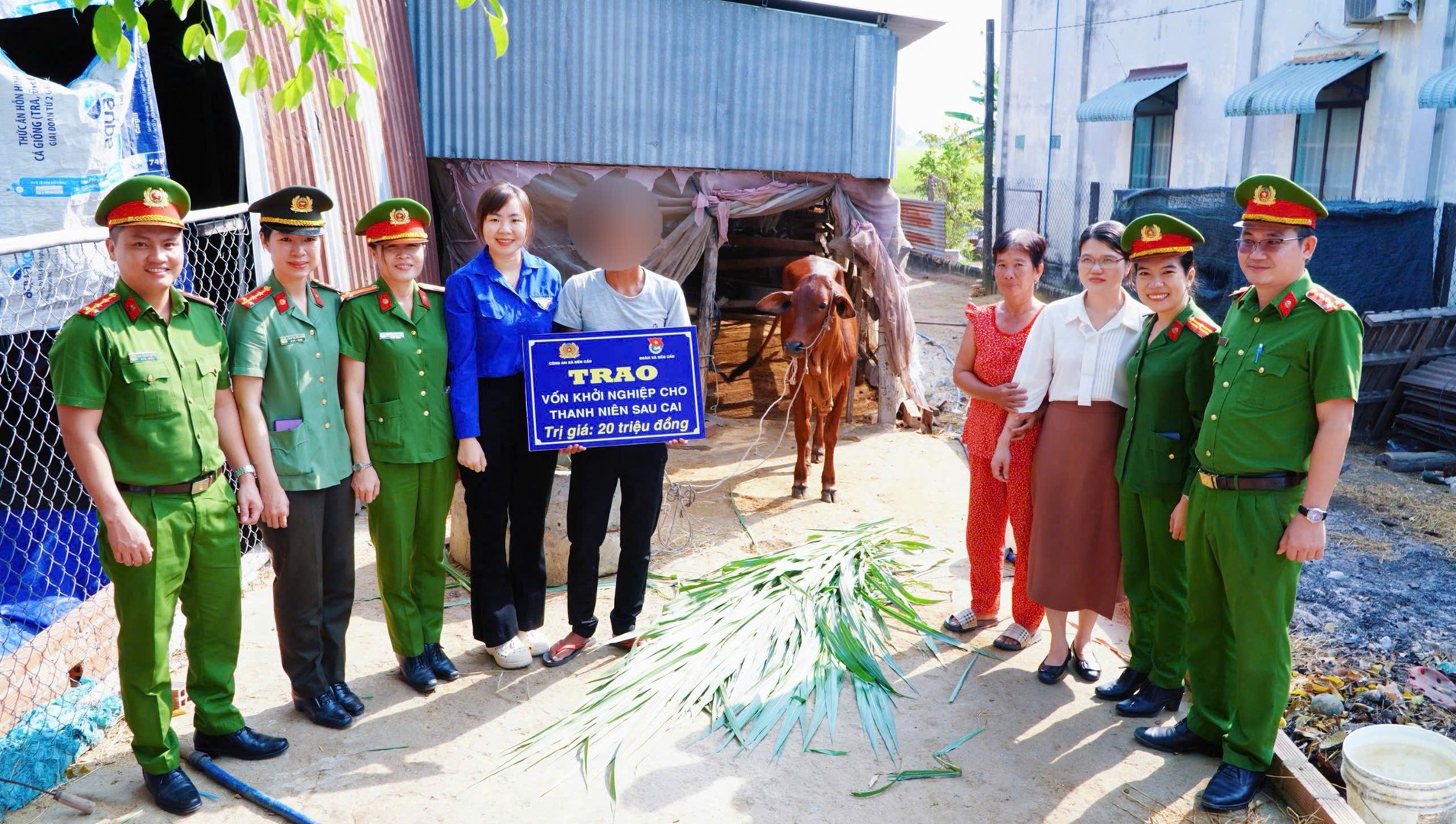 Hình 1. trao vốn khởi nghiệp 01 con bò sinh sản.jpg