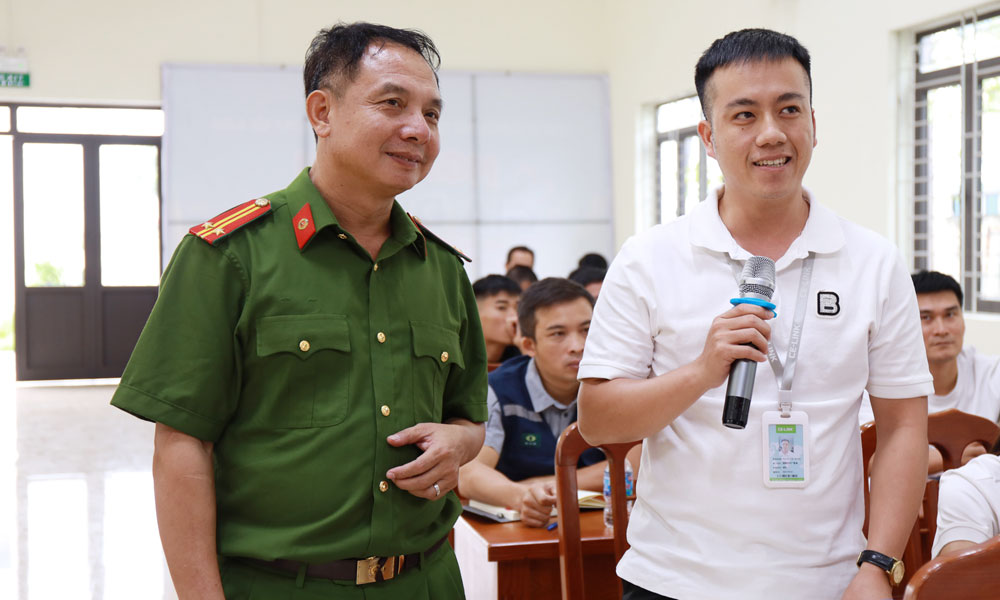 Trung tá Ngọ Văn Hòa trao đổi với đại diện các doanh nghiệp quy định pháp luật về phòng cháy, chữa cháy và cứu nạn, cứu hộ..jpg