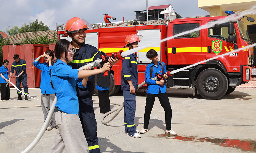 Học sinh, người dân trải nghiệm chữa cháy bằng lăng, vòi chữa cháy của lực lượng chức năng..jpg