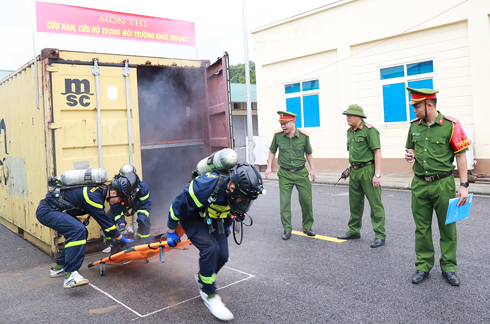 Nội dung thi cứu nạn, cứu hộ trong môi trường khói khí độc của Đội Chữa cháy và cứu nạn, cứu hộ khu vực Bắc Giang..jpg