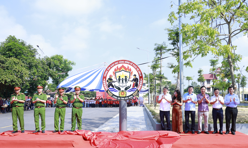 Các đại biểu thực hiện nghi thức ra mắt Trung tâm giáo dục cộng đồng về phòng cháy, chữa cháy và cứu nạn, cứu hộ số 1..jpg