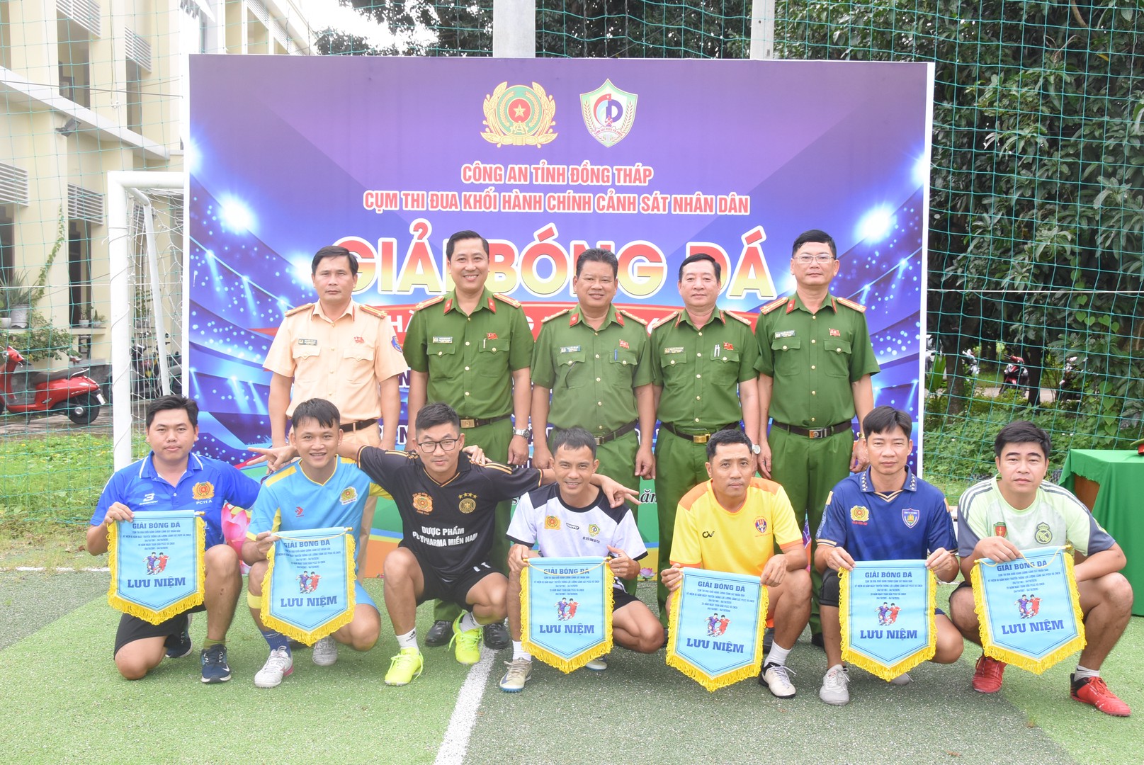 Giao lưu bóng đá, rèn luyện sức khỏe.JPG