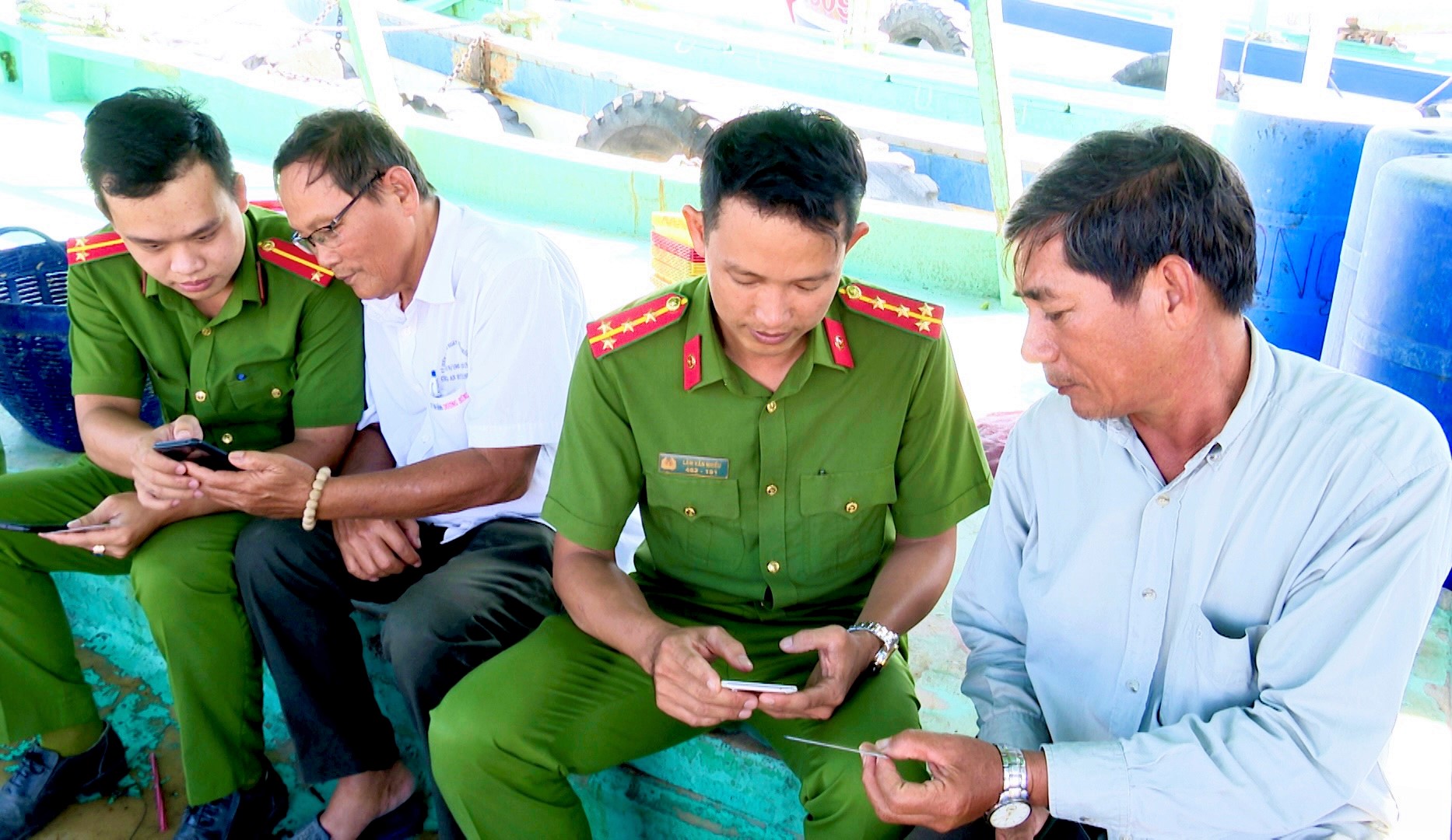 Lực lượng Công an đi “đi từng bến, đến từng ghe” để hướng dẫn ngư dân đăng ký tài khoản định danh điện tử.jpeg
