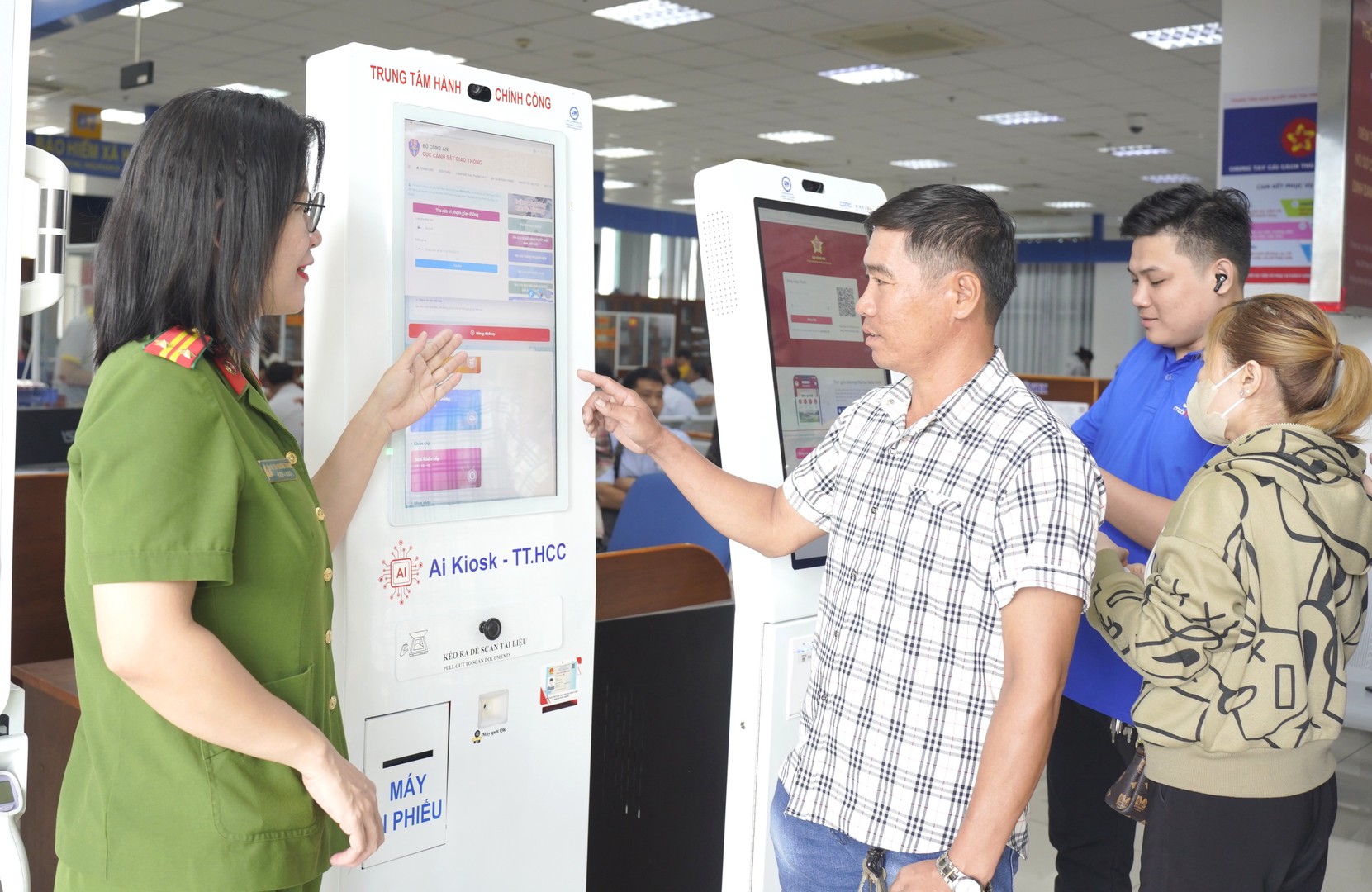 Lực lượng Công an hướng dẫn người dân tra cứu, thực hiện giải quyết thủ tục hành chính bằng hệ thống AI Kiosk.JPG