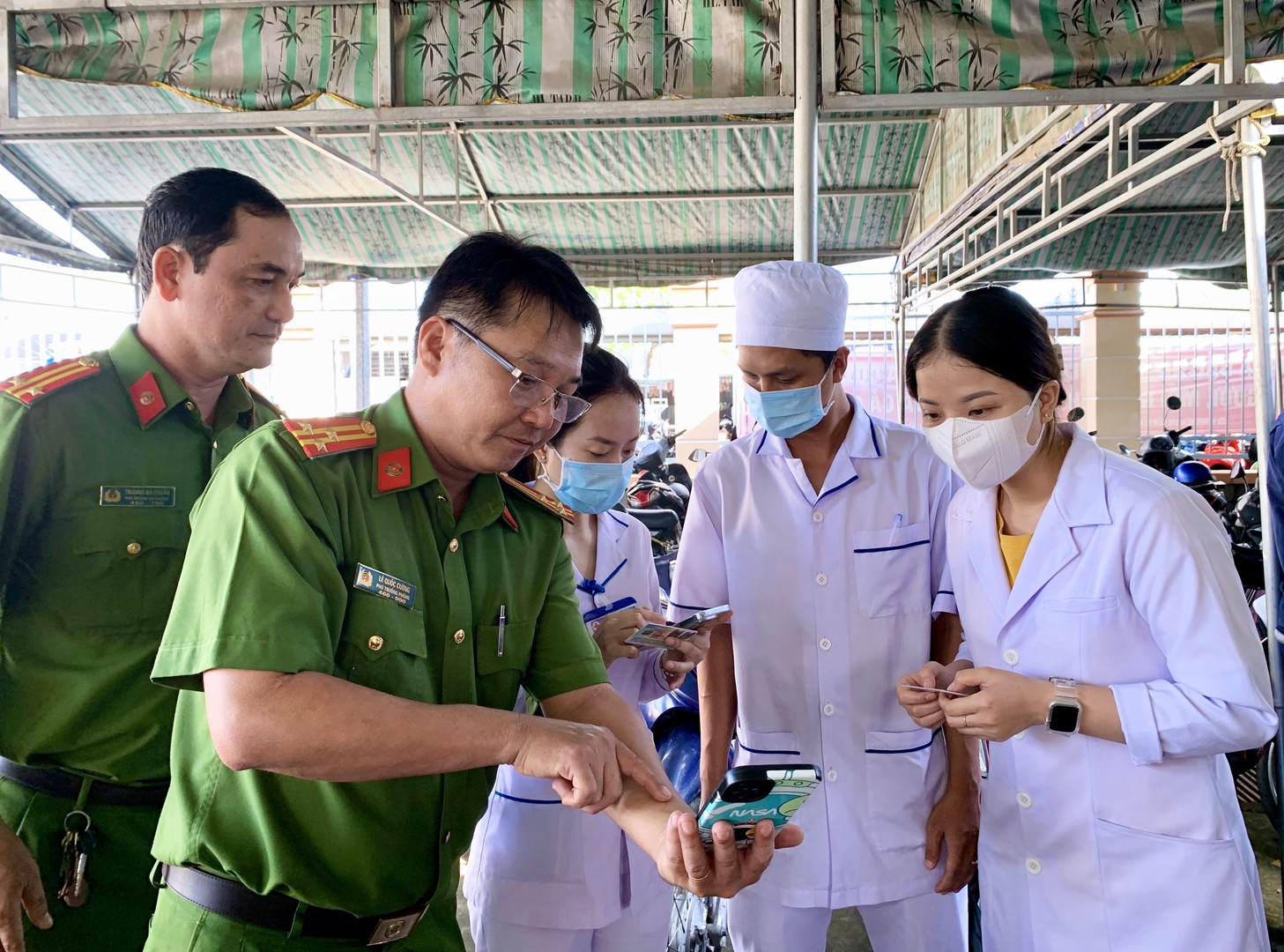Y, bác sĩ Bệnh viện Quân Dân y Bạc Liêu được lực lượng Công an hướng dẫn tiếp nhận hồ sơ đăng ký khám chữa bệnh qua tài khoản định danh điện tử.jpeg