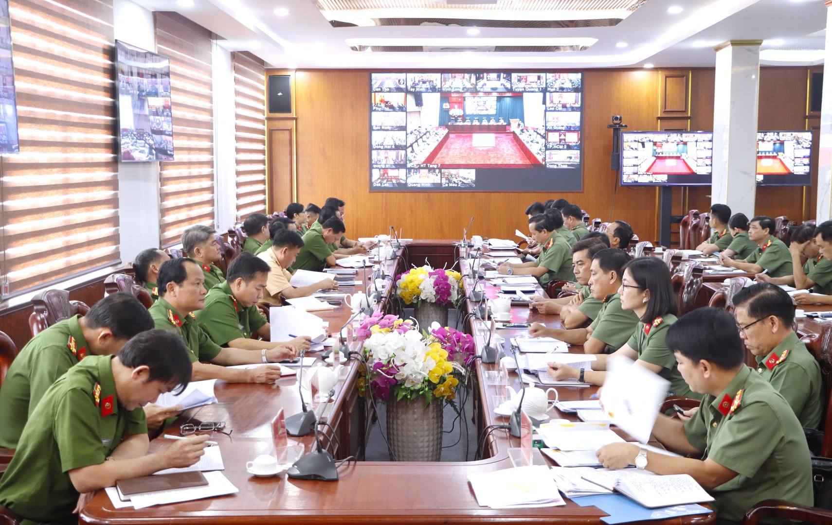 Công an tỉnh ứng dụng mạnh mẽ khoa học - công nghệ trong tổ chức các cuộc họp trực tuyến kết nối với 93 đơn vị, Công an xã, phường.JPG