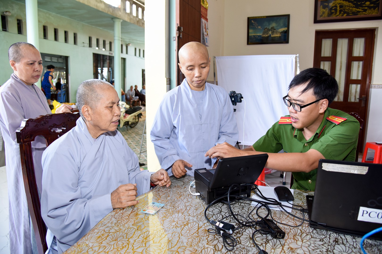 Lực lượng Công an vận động tín đồ tôn giáo tích cực đăng ký cấp thẻ Căn cước, kích hoạt tài khoản định danh điện tử.jpg