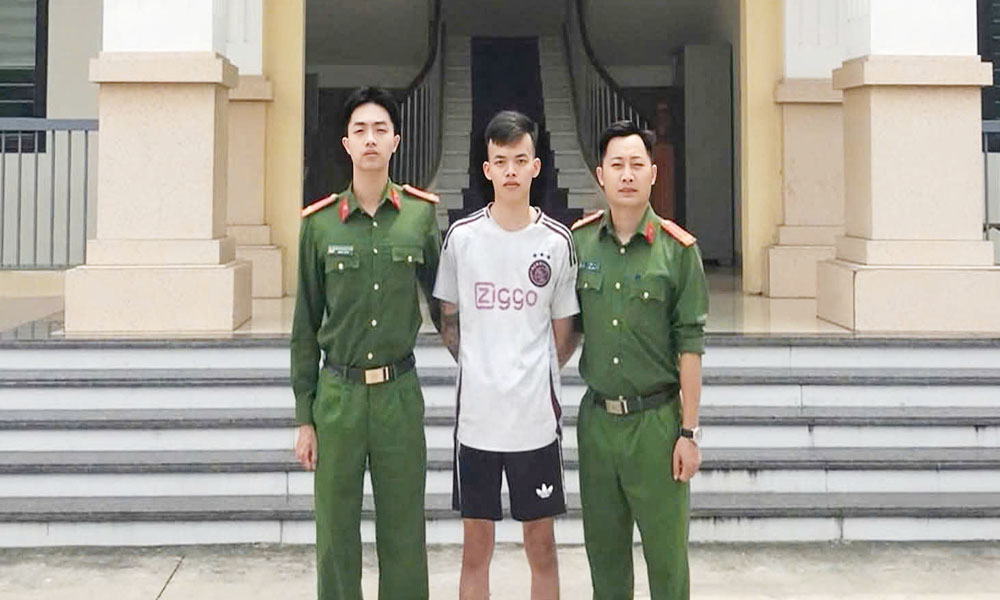 Nguyễn Văn Hậu đứng giữa đầu thú tại Công an phường Đa Mai..jpg