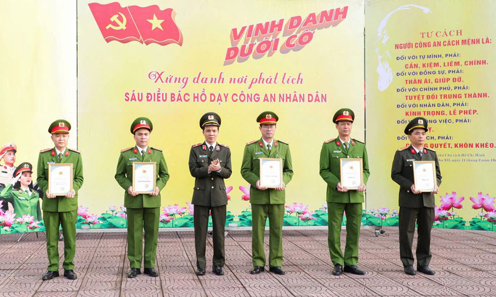 Thiếu tướng Bùi Duy Hưng, Giám đốc Công an thành phố Bắc Ninh trao giấy chứng nhận cho Trung tá Nguyễn Việt Hoài, Trưởng Công an phường Đa Mai.jpg