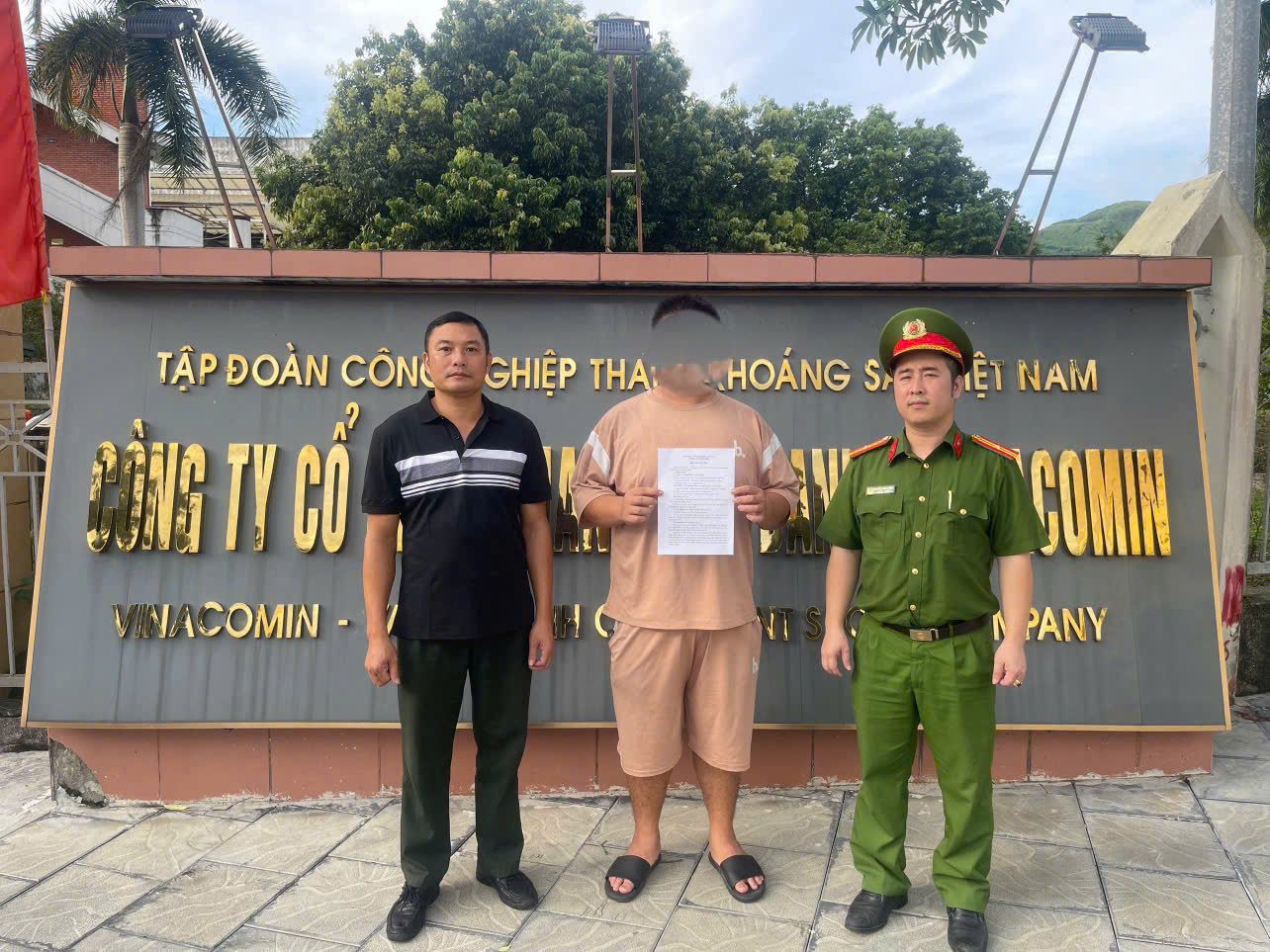 cap-trao-qd-viec-lam-cho-tran-nhat-minh.jpg