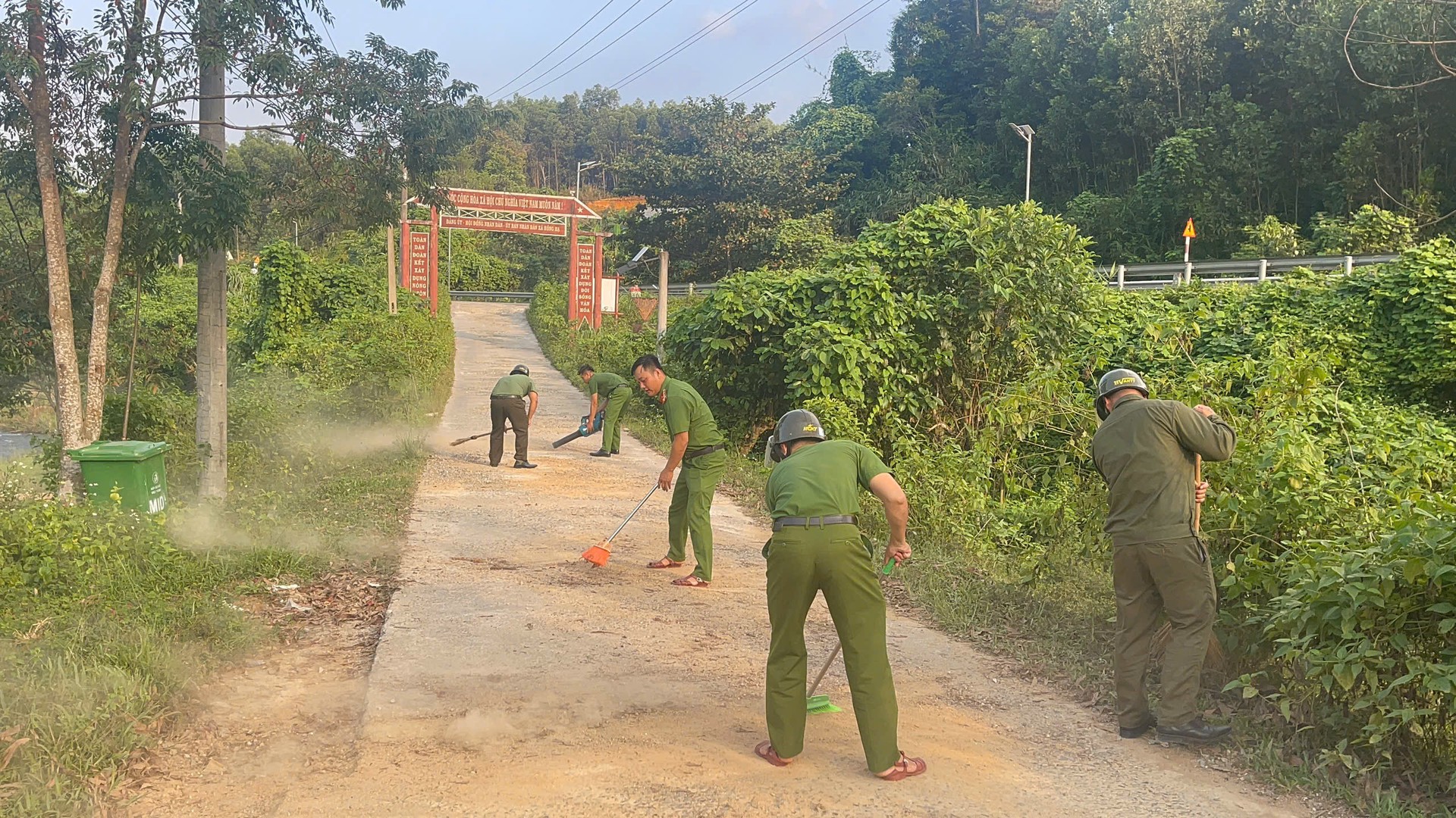 ANH 1 anh lưới sửa đường.jpg