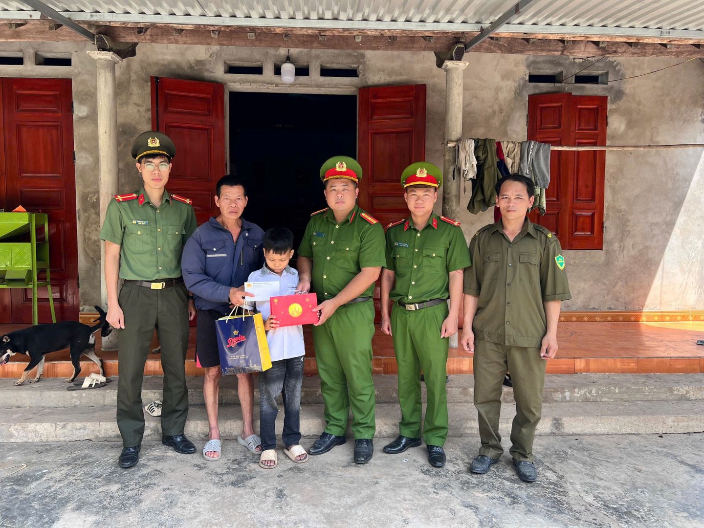 Đoàn thành niên Công an xã trao phần quà nhỏ và kinh phí hỗ trợ cho em nhỏ.jpg