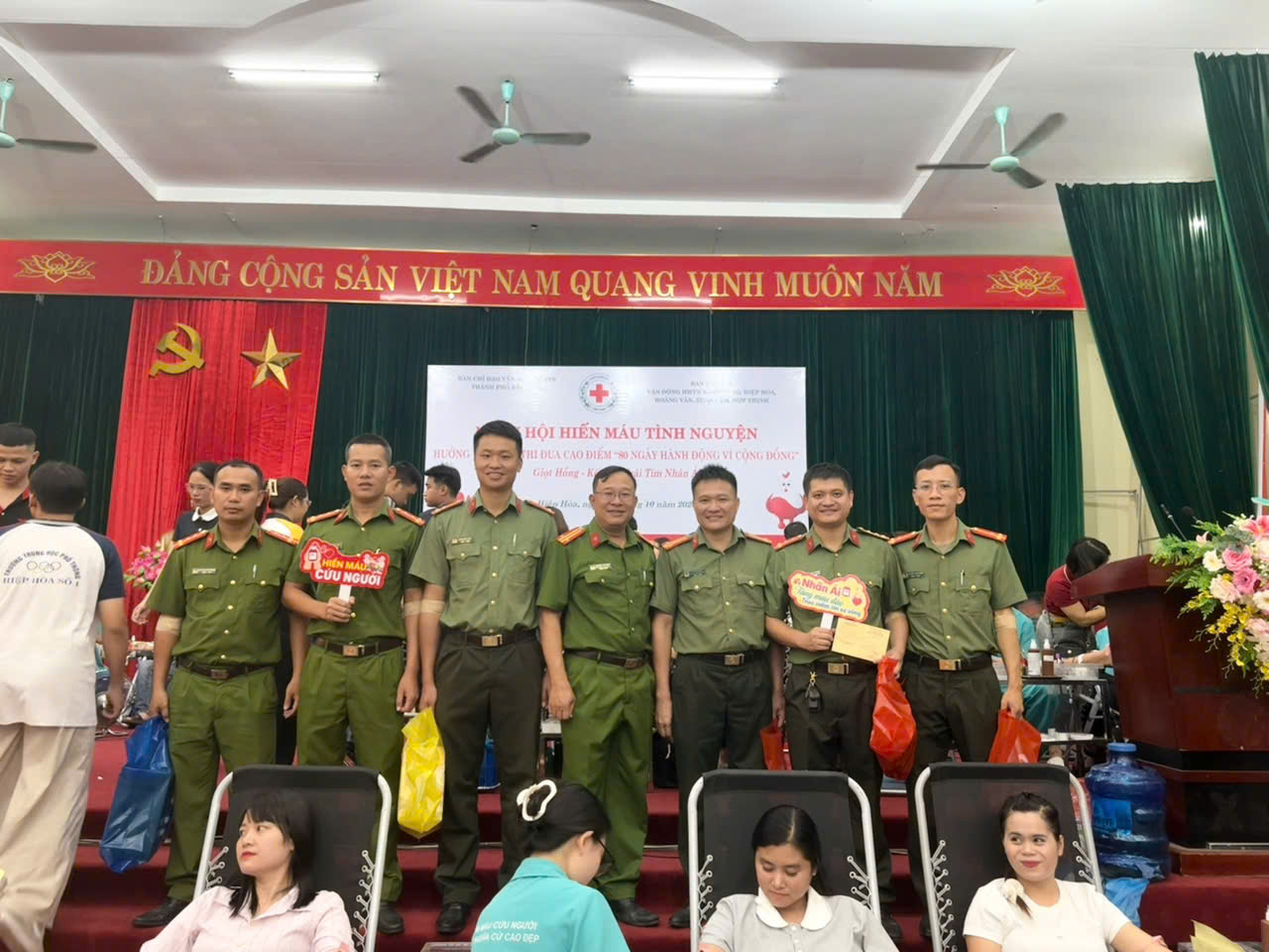 Một số hình ảnh của cán bộ, chiến sĩ Công an xã Hợp Thịnh và lực lượng tham gia bảo vệ ANTT ở cơ sở tại ngày hội hiến máu tình nguyện tháng.jpg
