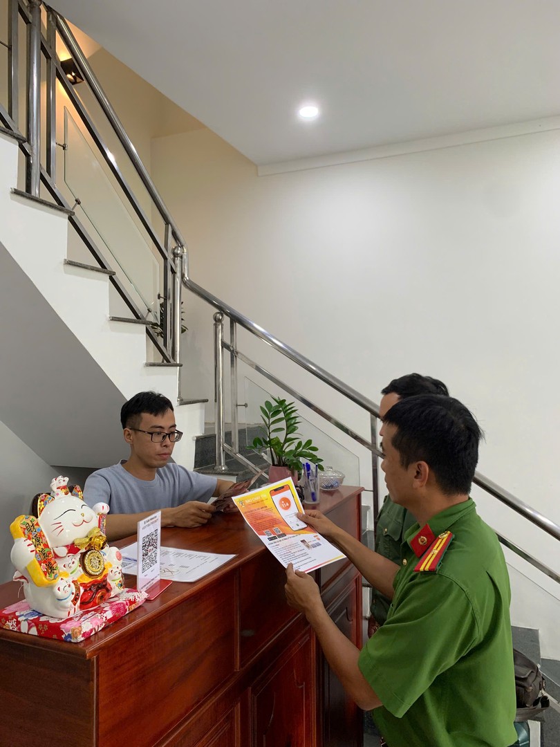 Công an Phường Tân Ninh hỗ trợ người dân.jpg