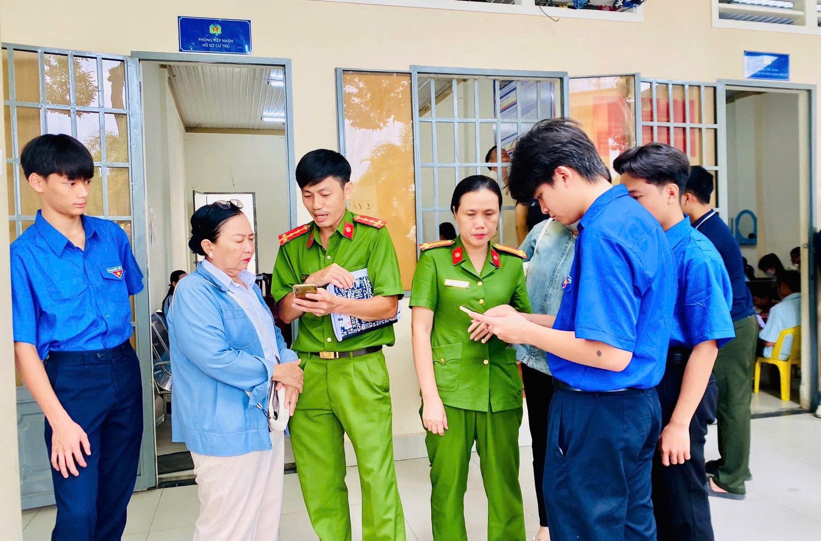 Công an phường hướng dẫn, hỗ trợ người dân tiếp cận các tiện ích số.jpg