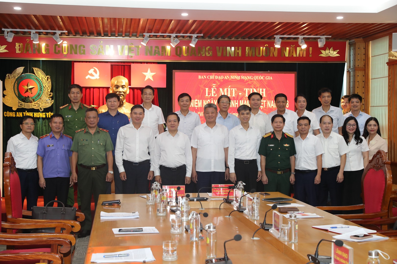 CAC DONG CHI LANH DAO CHUP ANH LUU NIEM TAI LE MIT TINH .JPG