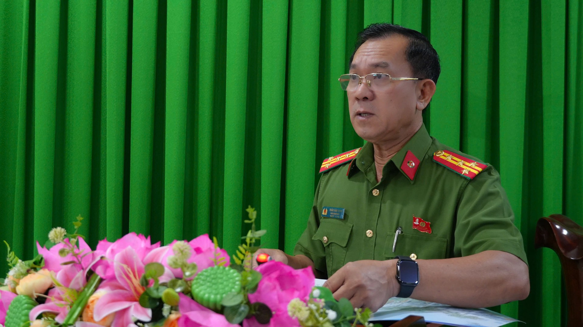 Đại tá Trần Văn Tròn, Phó Giám đốc Công an tỉnh quán triệt Hội thảo. Ảnh Trọng Tín.jpg