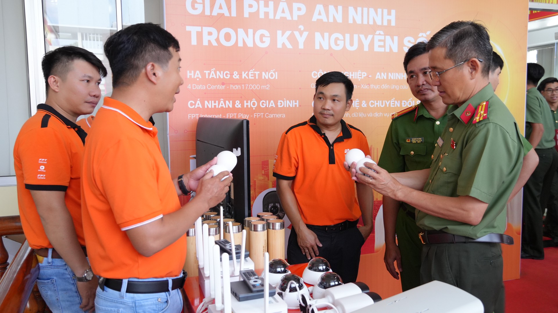Đại biểu tham quan các giải pháp công nghệ an ninh. Ảnh Trọng Tín.JPG
