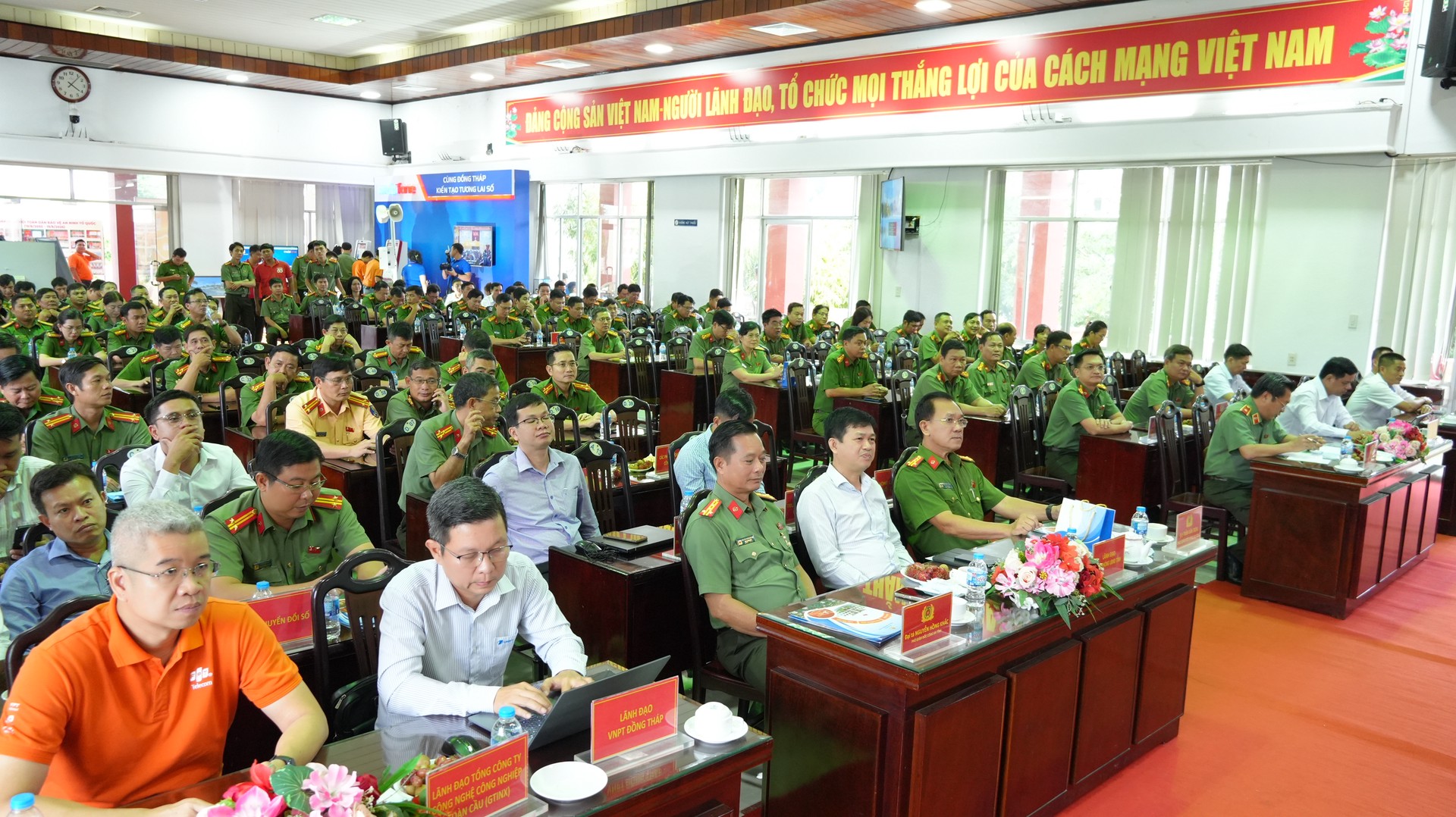 Lãnh đạo, đại biểu dự Họp mặt nghị. Ảnh Trọng Tín.JPG