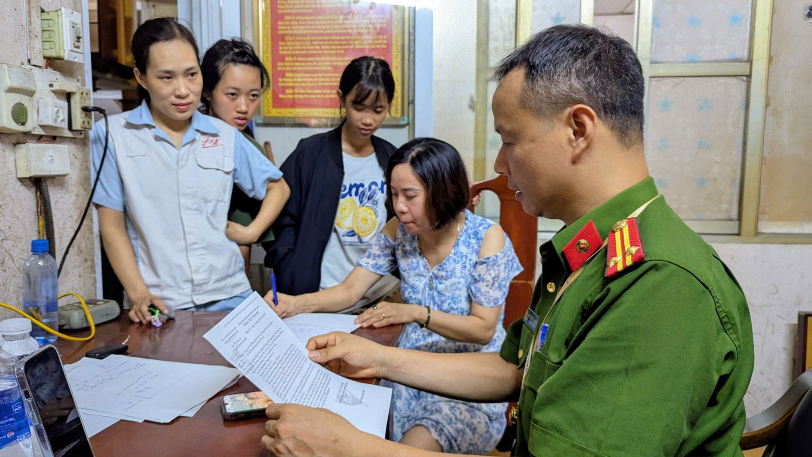 Công an phường Vĩnh Phúc kịp thời hỗ trợ 02 cháu đi lạc trở về với gia đình.jpg