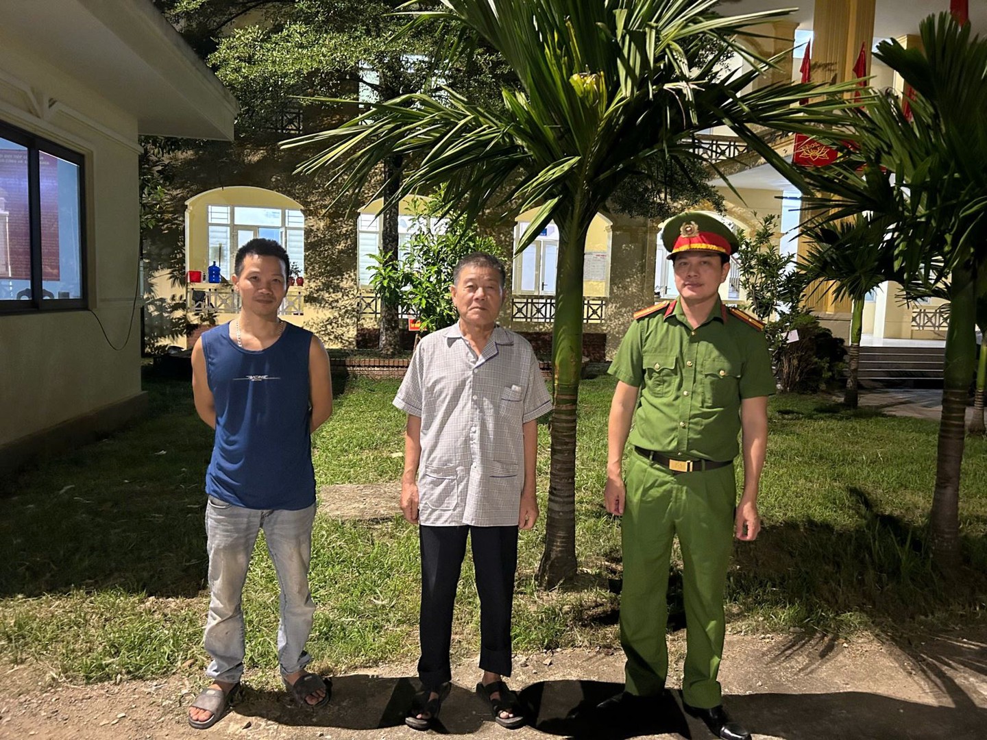 Công an xã An Nghĩa hỗ trợ ông Nguyễn Ngọc Chương trở về với gia đình.jpg