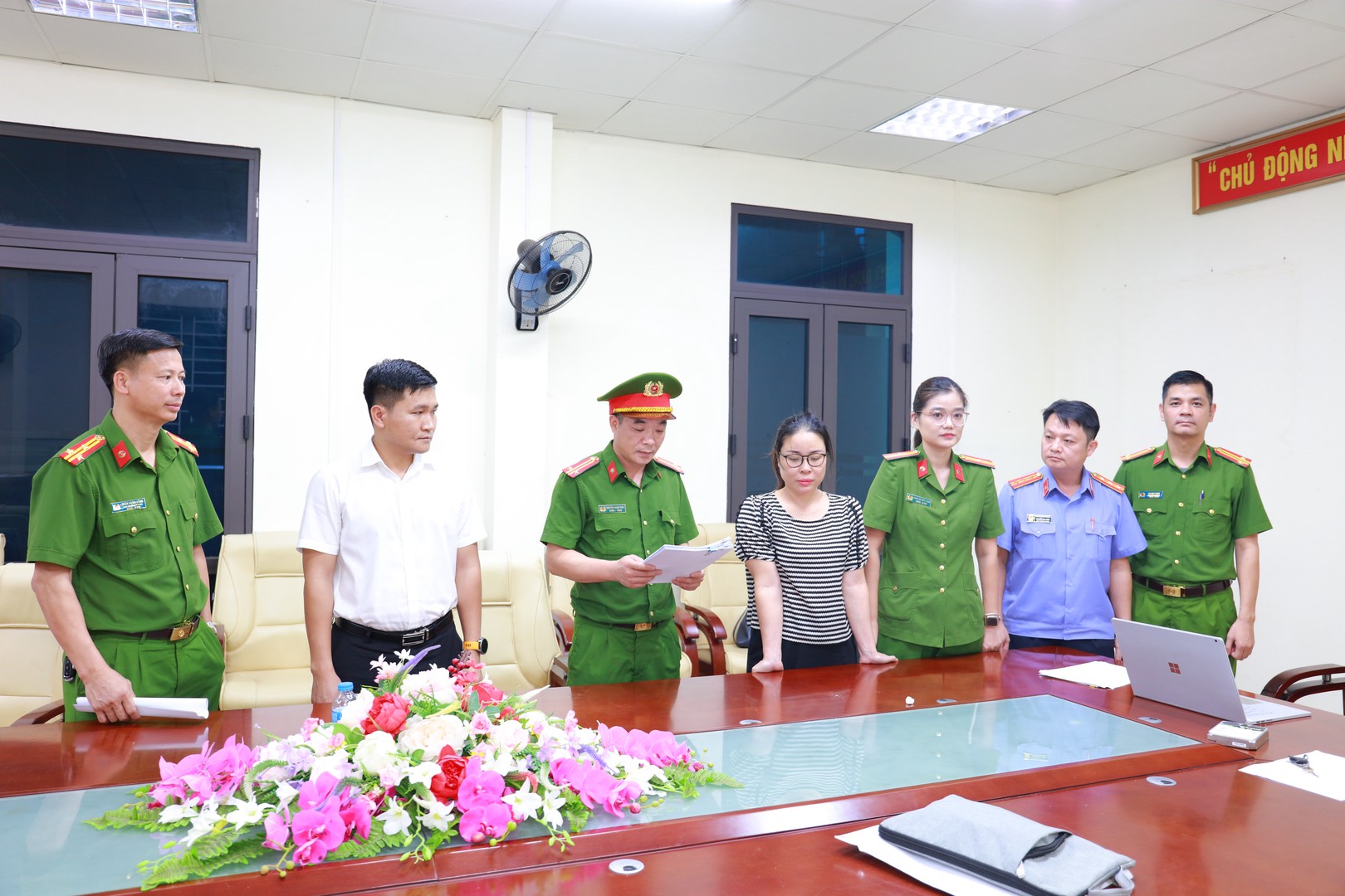 Ảnh 1. Ra lệnh khởi tố bị can, bắt tạm giam đối với đối tượng Đặng Thị Lý, sinh năm 1981 (3).JPG