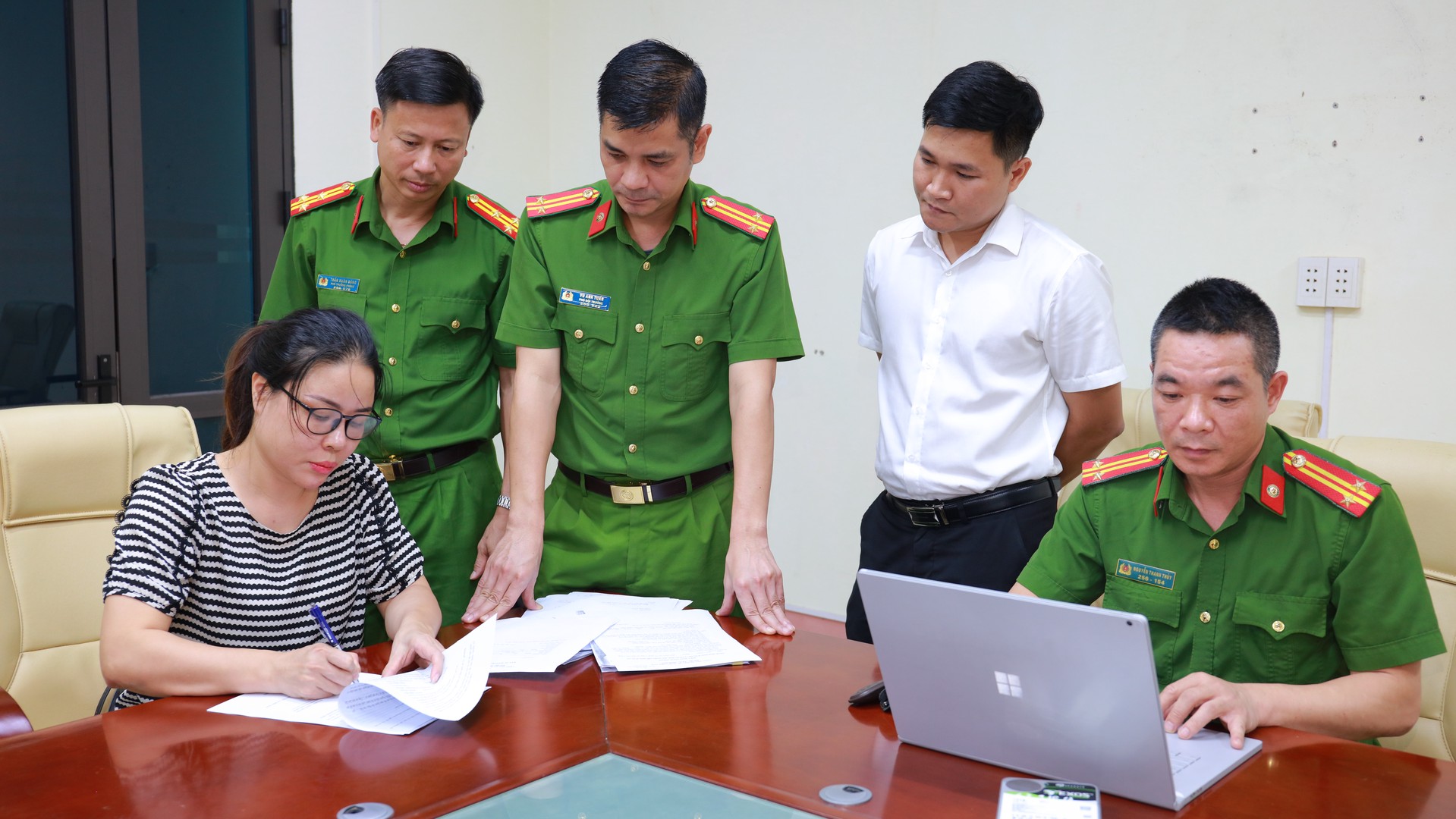 Ảnh 2. Lực lượng chức năng làm việc với đối tượng Đặng Thị Lý, sinh năm 1981 (1).JPG