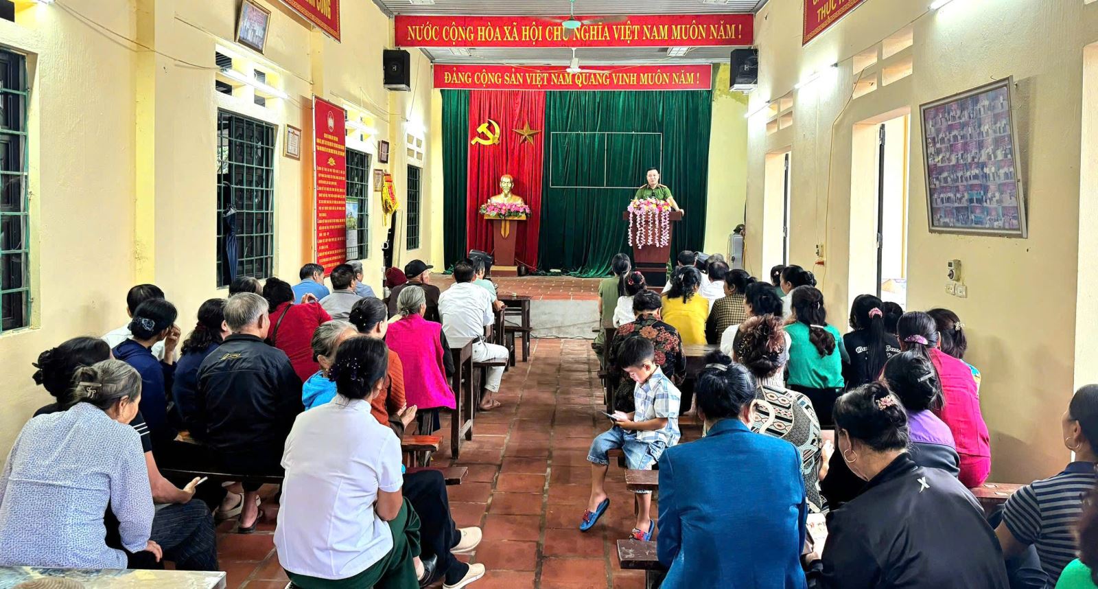 Công an xã Hội Thịnh tuyên truyền, phổ biến pháp luật về phòng, chống tội phạm và tệ nạn ma túy tại khu dân cư.jpg