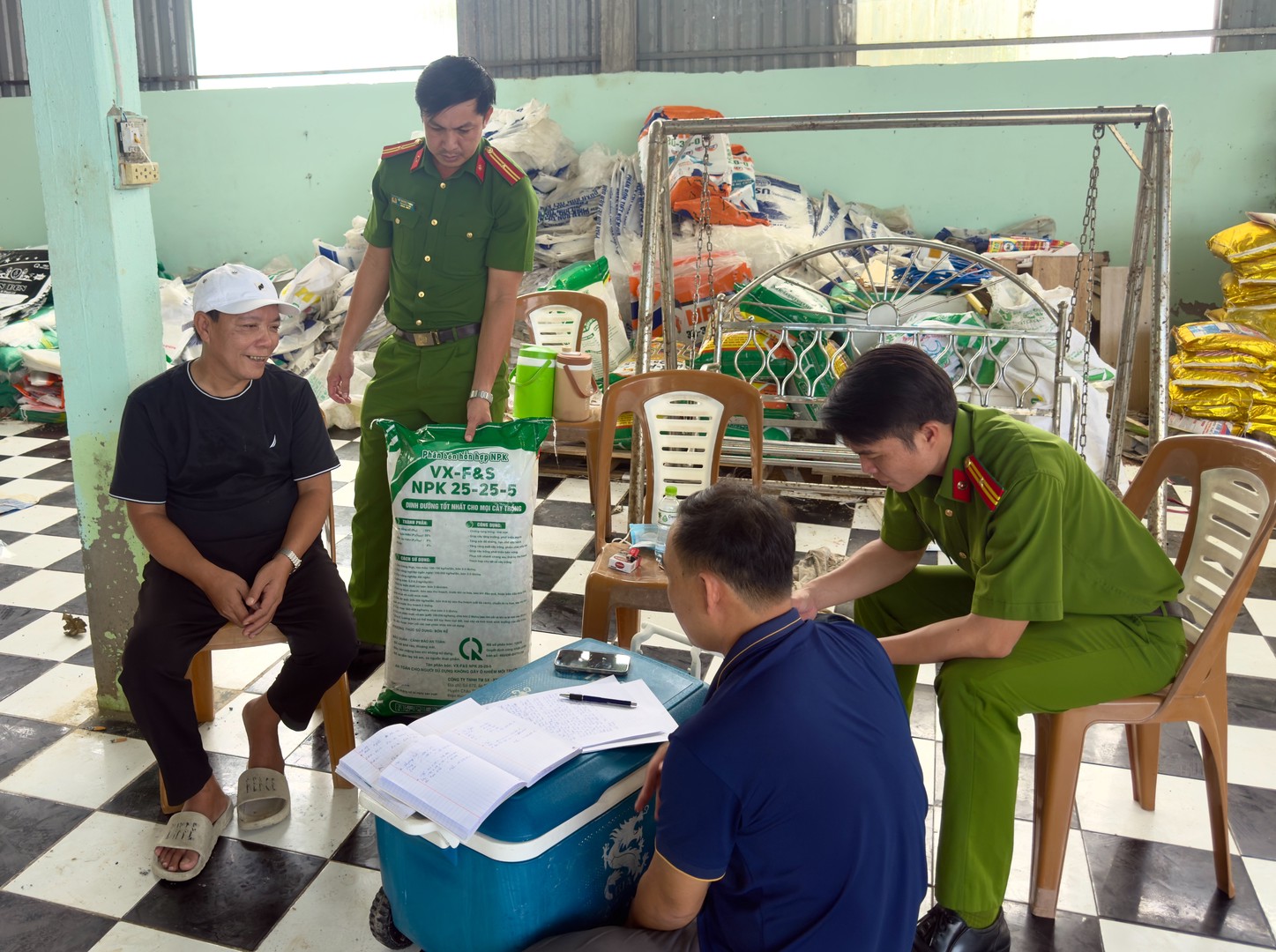 LỰC LƯỢNG CHỨC NĂNG LÀM VIỆC VỚI HỨA VĂN CHỌN (ÁO ĐEN).jpg