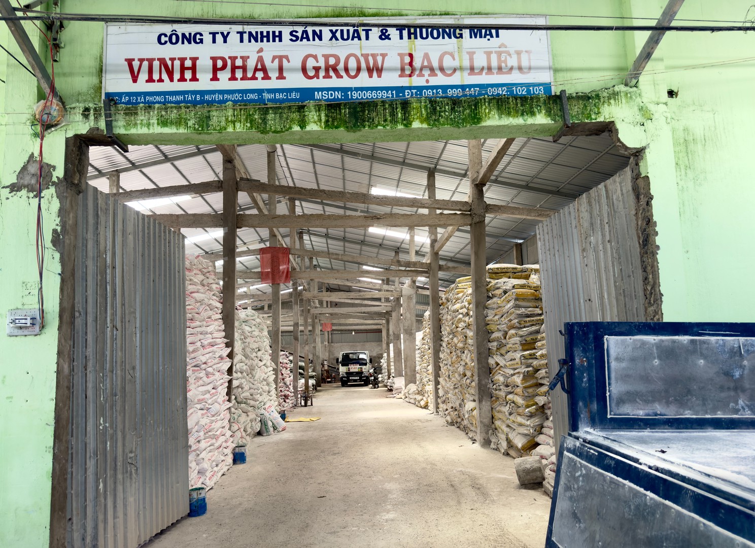 KHO CHỨA HÀNG VÀ NGUYÊN LIỆU.jpg