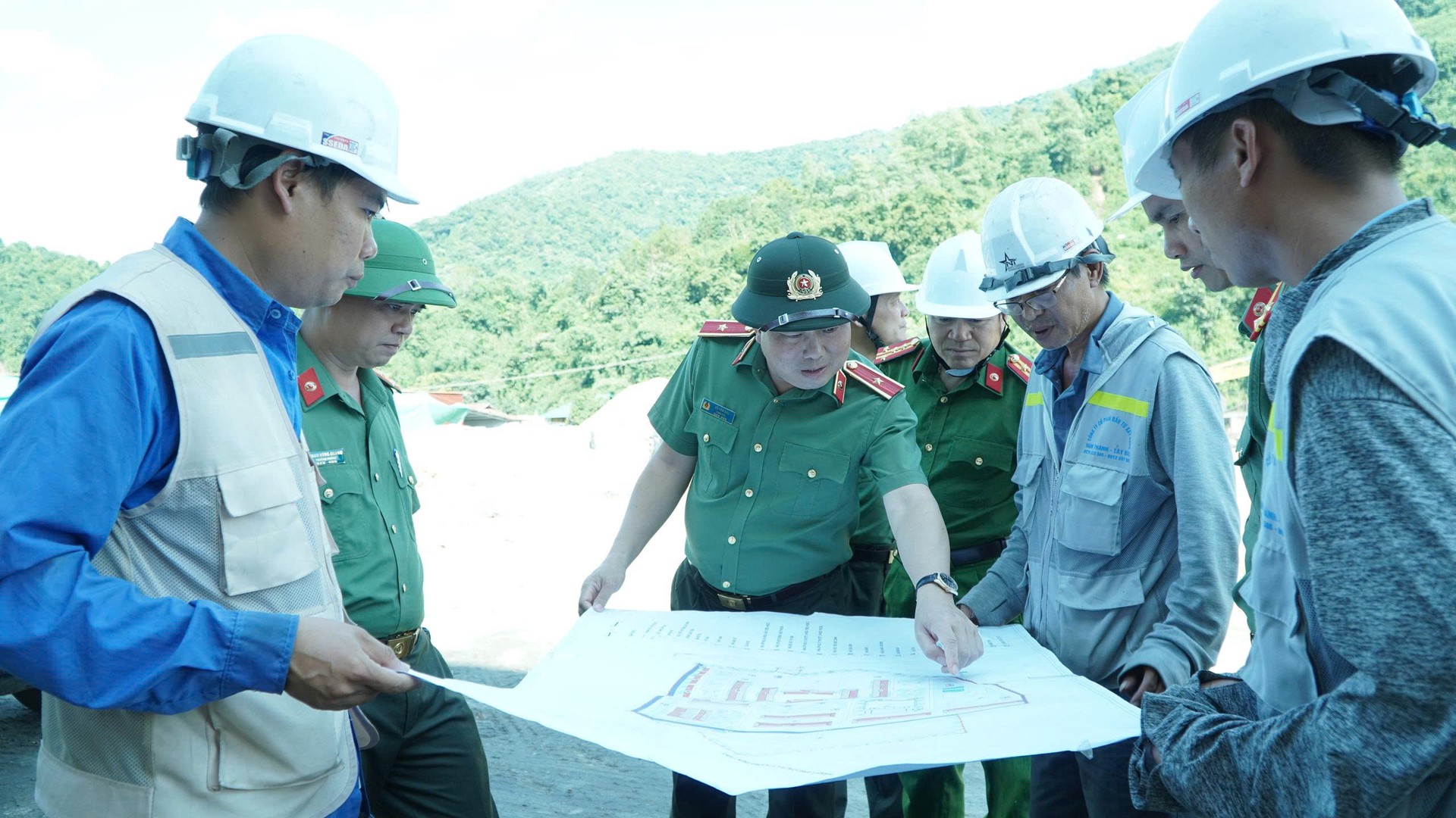 Đồng chí Thiếu tướng Vũ Văn Đấu kiểm tra tiến độ xây dựng tại công trình Trường PTNT liên cấp xã Na Sang .jpg