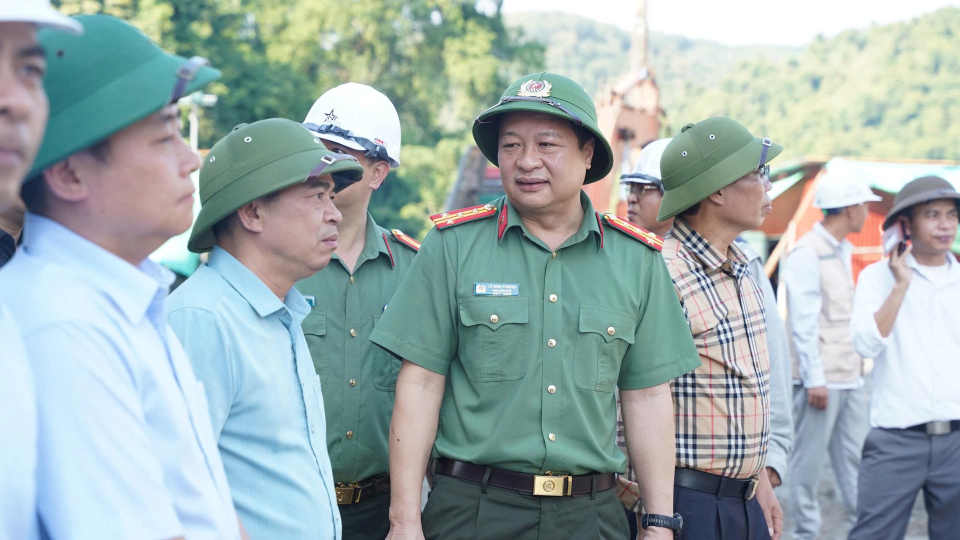 Đồng chí Nguyễn Văn Đoạt, Phó Chủ tịch UBND tỉnh kiểm tra tiến độ xây dựng Trường PTNT liên cấp tại xã Mường Pồn.jpg