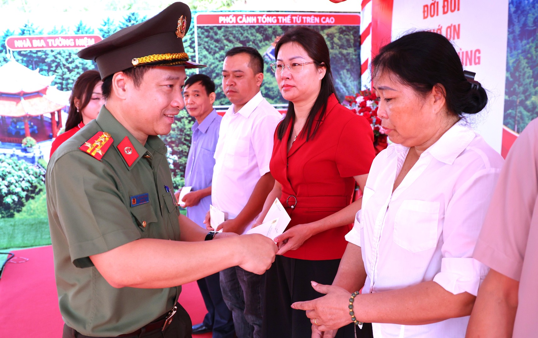 8. Đồng chí Đại tá Vũ Thanh Tùng - Ủy viên BTV Tỉnh ủy, Giám đốc Công an tỉnh trao tặng những phần quà đến đại diện thân nhân gia đình các anh hùng liệt sĩ Công an tỉnh.JPG
