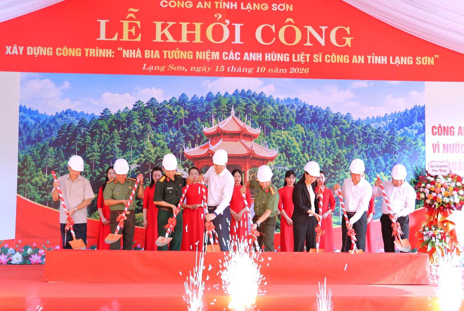 14. Các đồng chí đại biểu đã thực hiện nghi thức khởi công.JPG